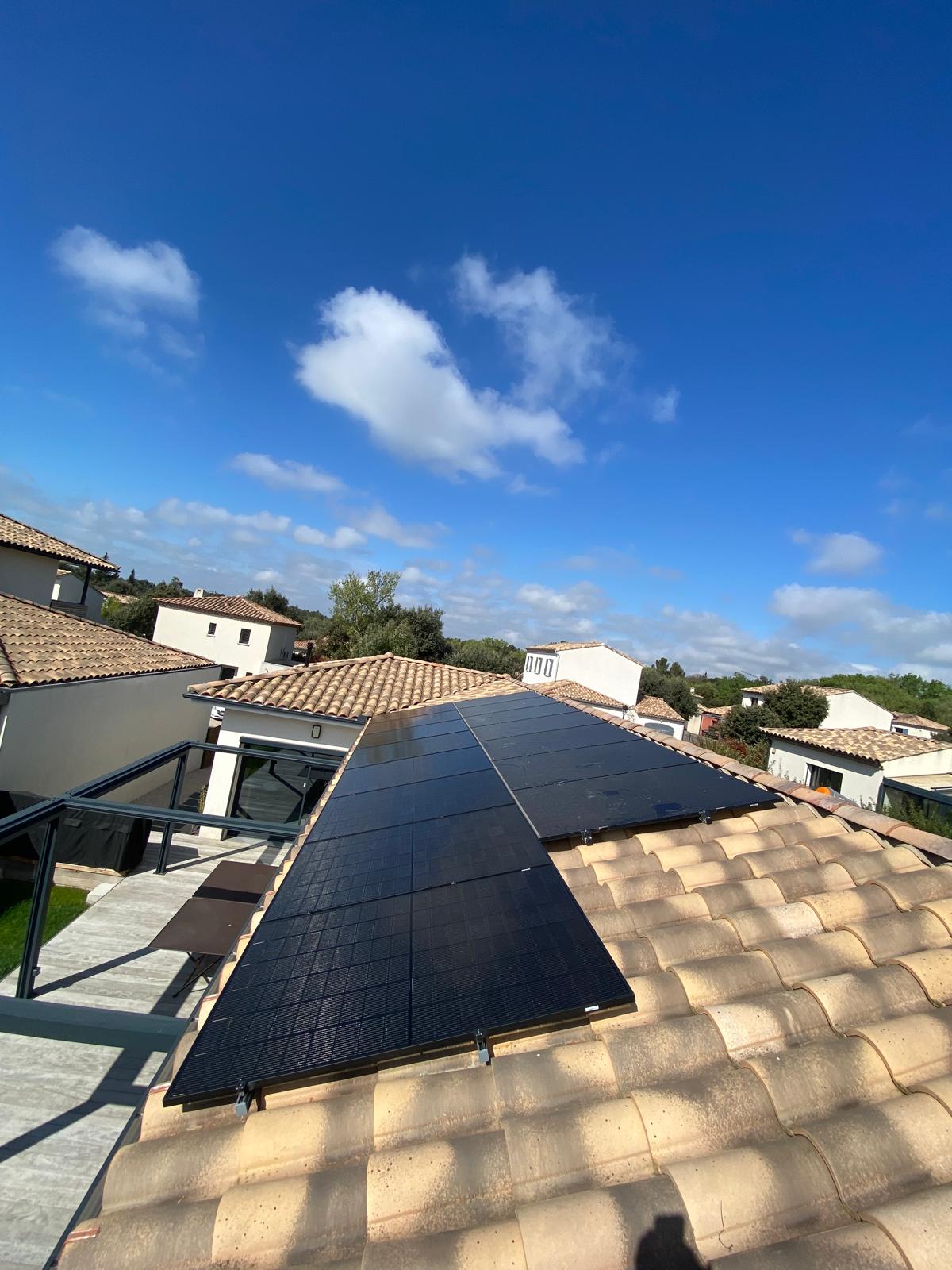 Panneaux photovoltaïques sur une toiture sous un ciel bleu